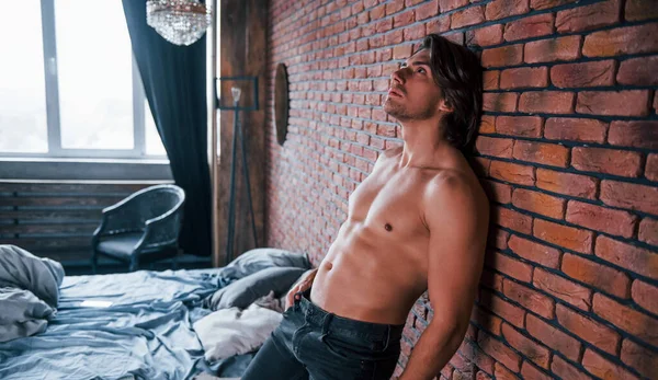 Shirtless Sexy Man Leaning Brick Wall Bedroom Morning Time — ストック写真