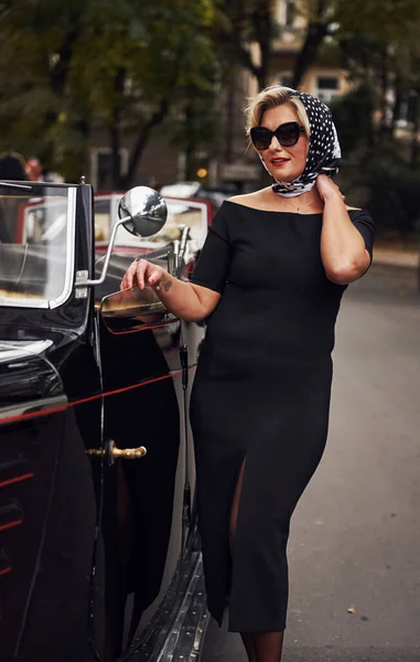 Mulher Loira Óculos Sol Vestido Preto Perto Carro Clássico Vintage — Fotografia de Stock