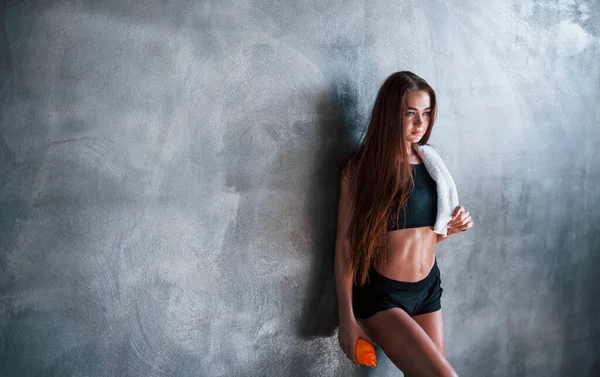 Mujer Fitness Joven Con Tipo Delgado Cuerpo Botella Agua Apoya — Foto de Stock