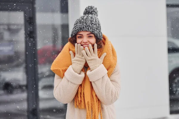 Cheerful Young Girl Smiling Standing Smiling Outdoors Snow Falling — Stock Photo, Image