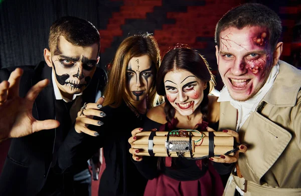 Amigos Com Bomba Nas Mãos Está Festa Halloween Temática Maquiagem — Fotografia de Stock