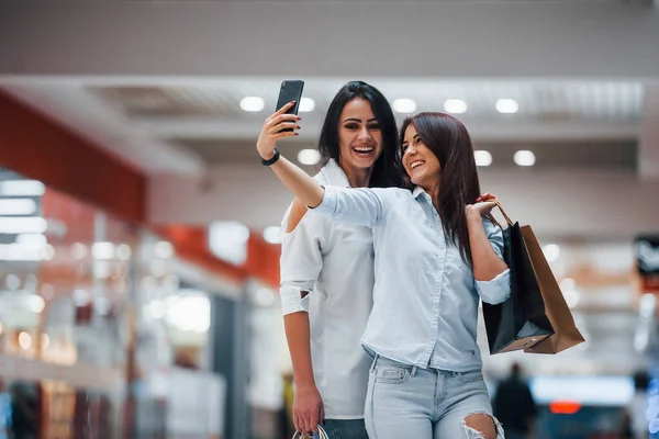 Twee Jonge Vrouwen Hebben Een Dagje Winkelen Supermarkt Selfie Maken — Stockfoto