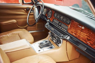 Lüks eski otomobilin ön kısmının yakın görüntüsü.