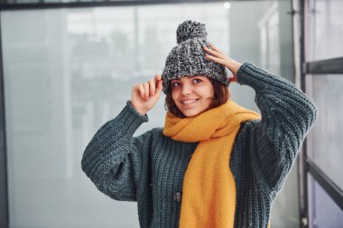 Sarı eşarplı, sıcak elbiseli, güzel, neşeli bir kız..