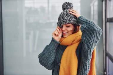 Sarı eşarplı, sıcak elbiseli, güzel, neşeli bir kız..