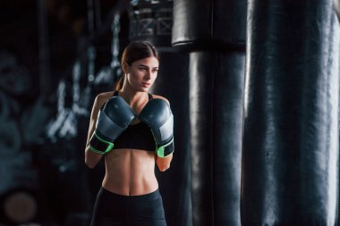 Spor kıyafetli genç bir kadın spor salonunda egzersiz yapıyor. Boks kavramı.