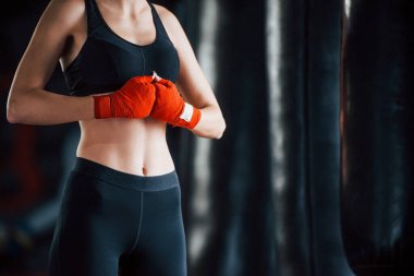 Spor kıyafetli genç bir kadın spor salonunda egzersiz yapıyor. Boks kavramı.