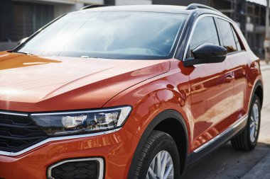 Dışarıya park edilmiş yepyeni modern arabanın parçacık görüntüsü.