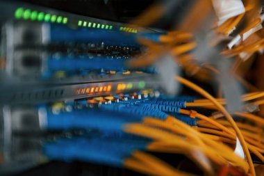 Sunucu odasındaki internet ekipman ve kablolarının görüntüsünü kapat.