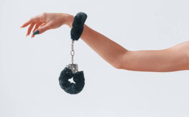 Elleri kelepçeli bir kadın stüdyoda. Samimiyet kavramı.