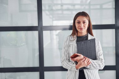 Beyaz elbiseli genç bir kadının portresi..