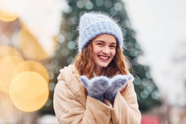 Kalın elbiseli genç kız şehirde yürüyüşe çıktı..