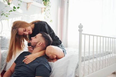 Genç evli çiftler gündüzleri yatak odasında vakit geçirirler..