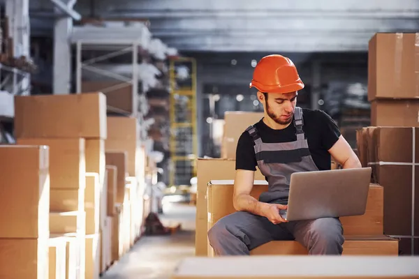Opslagmedewerker Uniform Modern Laptop Handen Controleert Productie — Stockfoto