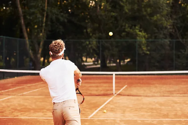 Молодой Теннисист Спортивной Одежде Корте Открытом Воздухе — стоковое фото