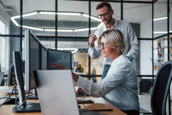 Fallimento Due Agenti Cambio Abiti Formali Lavorano Ufficio Con Mercato — Foto Stock