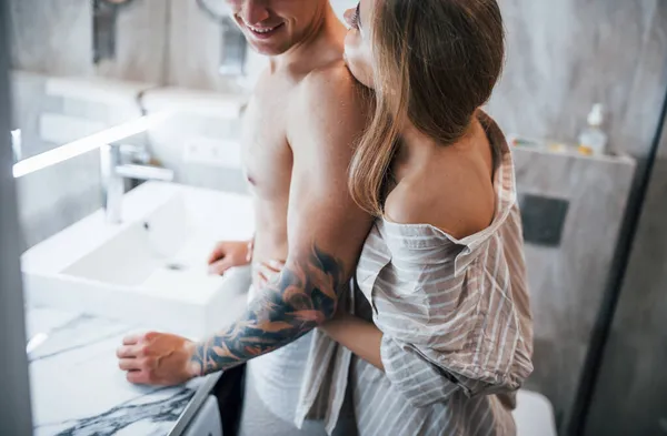 一对年轻夫妇早上一起在浴室里 — 图库照片