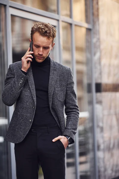 Man Elegante Formele Slijtage Buiten Tegen Modern Gebouw Praten Door — Stockfoto