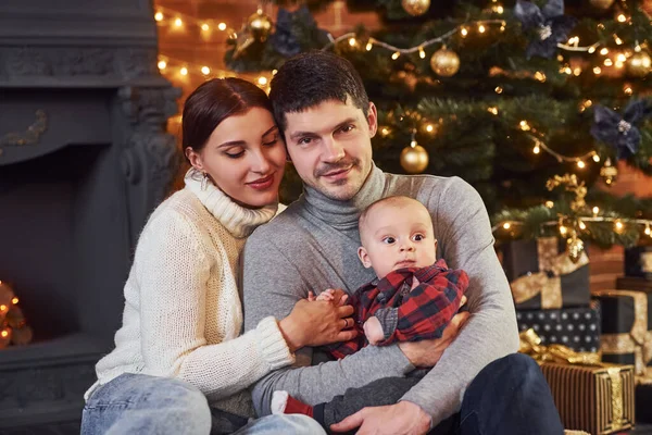 Прекрасная Кавказская Пара Празднует Рождество Помещении Своим Маленьким Сыном — стоковое фото