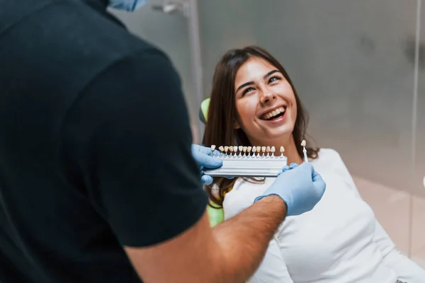 快乐的女人去牙科诊所看病 口腔学的概念 — 图库照片