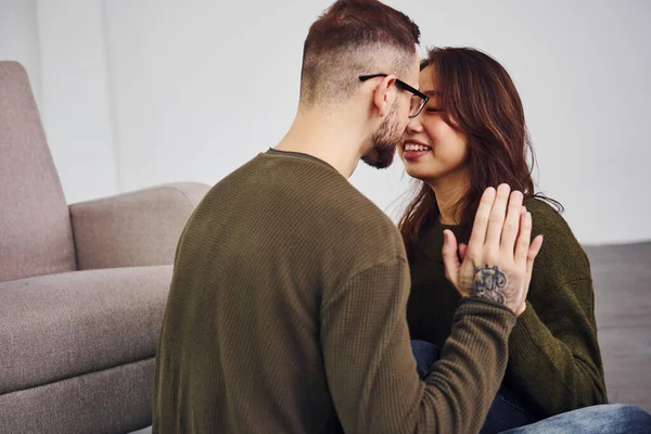 Feliz Casal Multi Étnico Roupas Casuais Sentados Juntos Dentro Estúdio — Fotografia de Stock