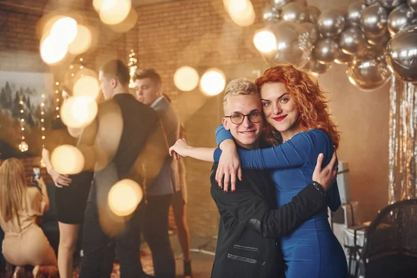 Casal Jovem Juntos Contra Seus Amigos Quarto Decorado Natal Celebrando — Fotografia de Stock