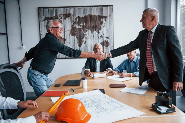 Potřesení Rukou Starší Tým Starších Podnikatelů Architekti Mají Schůzku Kanceláři — Stock fotografie