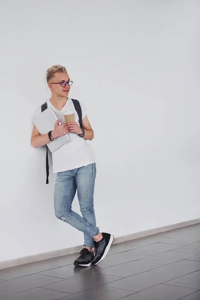 Estudiante Ropa Casual Con Mochila Levanta Interior Contra Pared Blanca — Foto de Stock