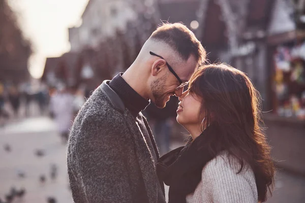 Feliz Casal Multirracial Juntos Livre Cidade Menina Asiática Com Seu — Fotografia de Stock