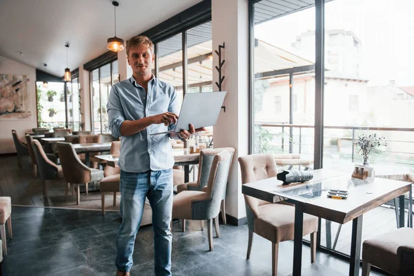 Vista Frontal Del Tipo Que Está Cafetería Moderna Con Computadora — Foto de Stock