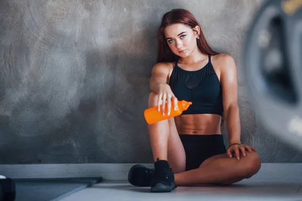 Joven Mujer Fitness Sienta Suelo Con Agua Gimnasio — Foto de Stock