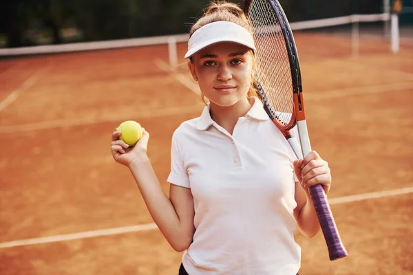 Porträt Einer Jungen Tennisspielerin Sportlicher Kleidung Steht Draußen Auf Dem — Stockfoto