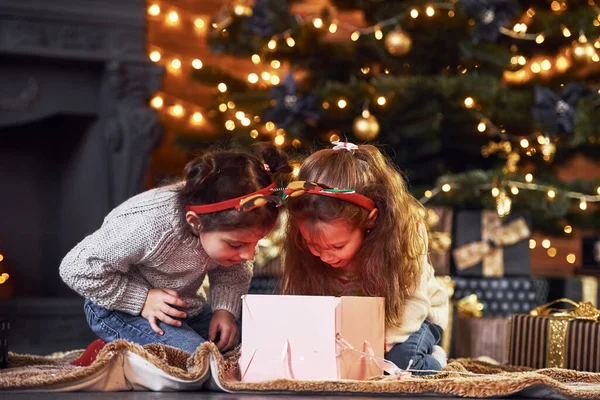 Dwie Małe Dziewczynki Bawią Się Pokoju Urządzone Boże Narodzenie Pudełek — Zdjęcie stockowe
