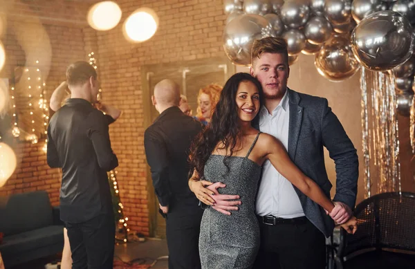 Casal Jovem Juntos Contra Seus Amigos Quarto Decorado Natal Celebrando — Fotografia de Stock