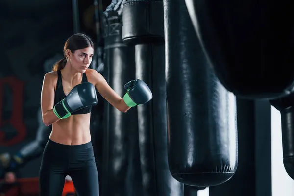 Mujer Joven Ropa Deportiva Está Gimnasio Teniendo Día Ejercicio Concepción — Foto de Stock