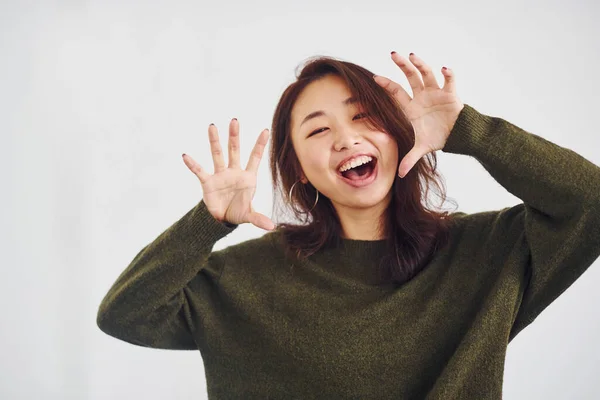 Stüdyoda Beyaz Arka Planda Duran Mutlu Asyalı Genç Kızın Portresi — Stok fotoğraf