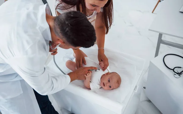 Giovane Pediatra Con Bambino Piccolo Clinica Durante Giorno — Foto Stock