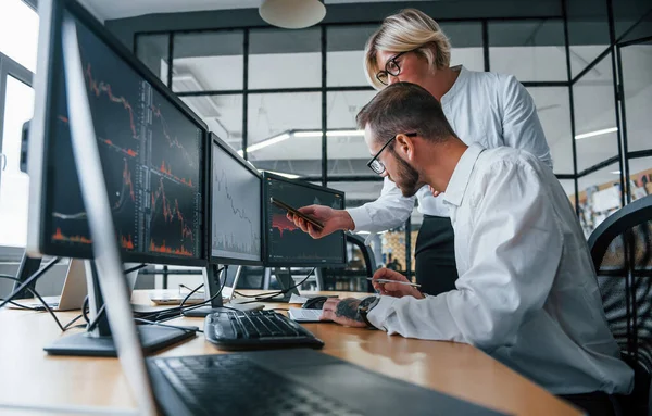 Gemeinsam Informationen Analysieren Zwei Börsenmakler Formeller Kleidung Arbeiten Büro Mit — Stockfoto