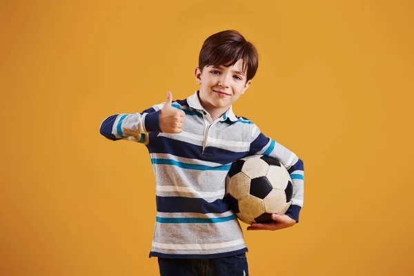 Πορτρέτο Του Νεαρού Ποδοσφαιριστή Μπάλα Στέκεται Πάνω Κίτρινο Φόντο — Φωτογραφία Αρχείου