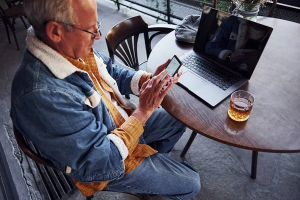 Sénior Elegante Roupas Moda Óculos Senta Café Com Telefone Laptop — Fotografia de Stock