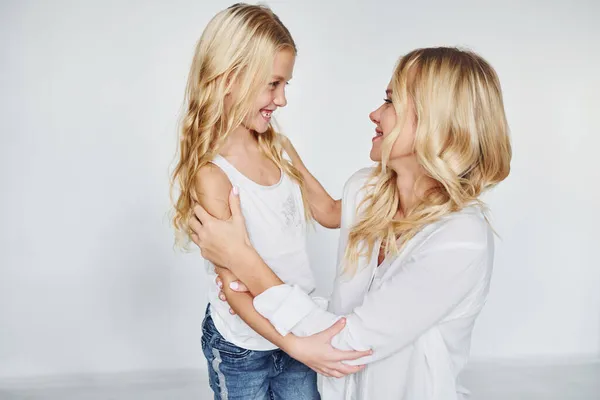 Mère Fille Amusent Ensemble Dans Studio Avec Fond Blanc — Photo