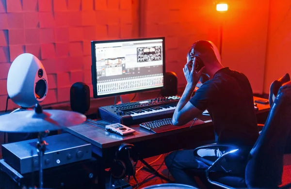 Guy Tem Emprego Com Projeto Mixagem Música Dentro Casa Estúdio — Fotografia de Stock