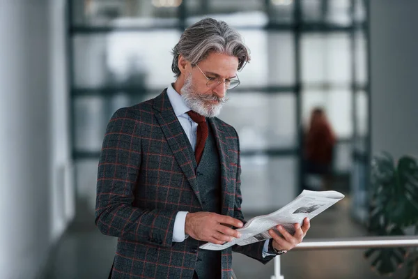 Hombre Negocios Senior Traje Corbata Con Pelo Gris Barba Sostiene —  Fotos de Stock