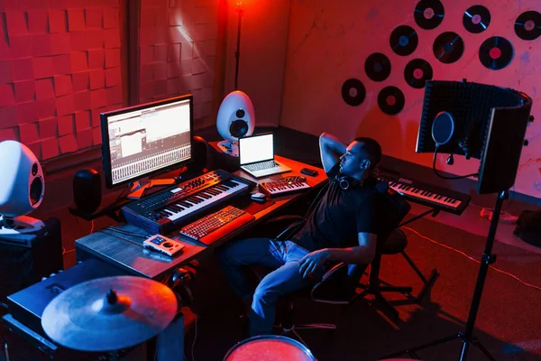 Engenheiro Som Trabalhando Misturando Música Dentro Casa Estúdio Perto Kit — Fotografia de Stock