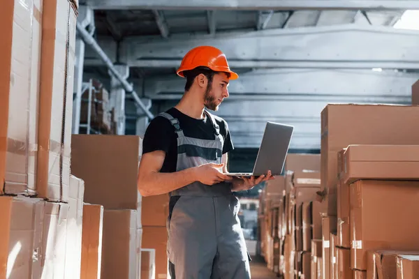 Funcionário Armazenamento Computador Portátil Uniforme Moderno Mãos Verifica Produção — Fotografia de Stock