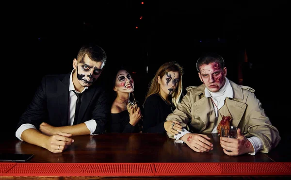 Amigos Com Bomba Nas Mãos Está Festa Halloween Temática Maquiagem — Fotografia de Stock