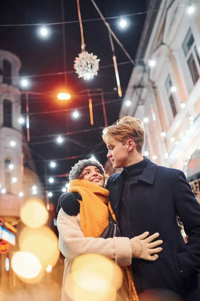 Coppia Hanno Una Passeggiata Insieme Sulla Strada Decorata Natale — Foto Stock