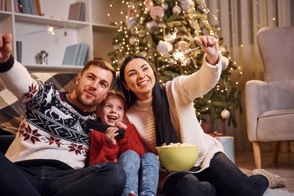 Gelukkig Gezin Binnen Kerst Ingerichte Kamer Veel Plezier Samen Vieren — Stockfoto