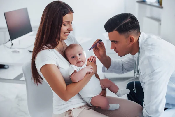 Mother Help Young Pediatrician Little Baby Clinic Daytime — Stock Photo, Image