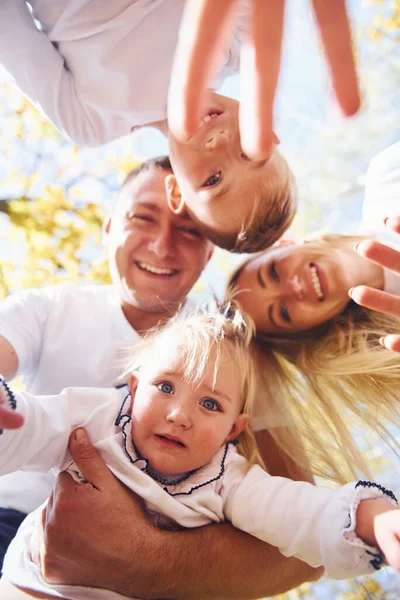 Famiglia Felice Nel Parco Autunnale Guarda Giù Nella Fotocamera — Foto Stock